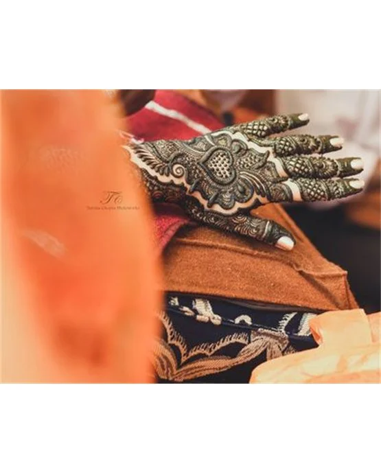 Flowing Contrast Back Hand Mehndi Design Blend